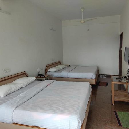 Sabari Residency Hotel Vālpārai Kültér fotó