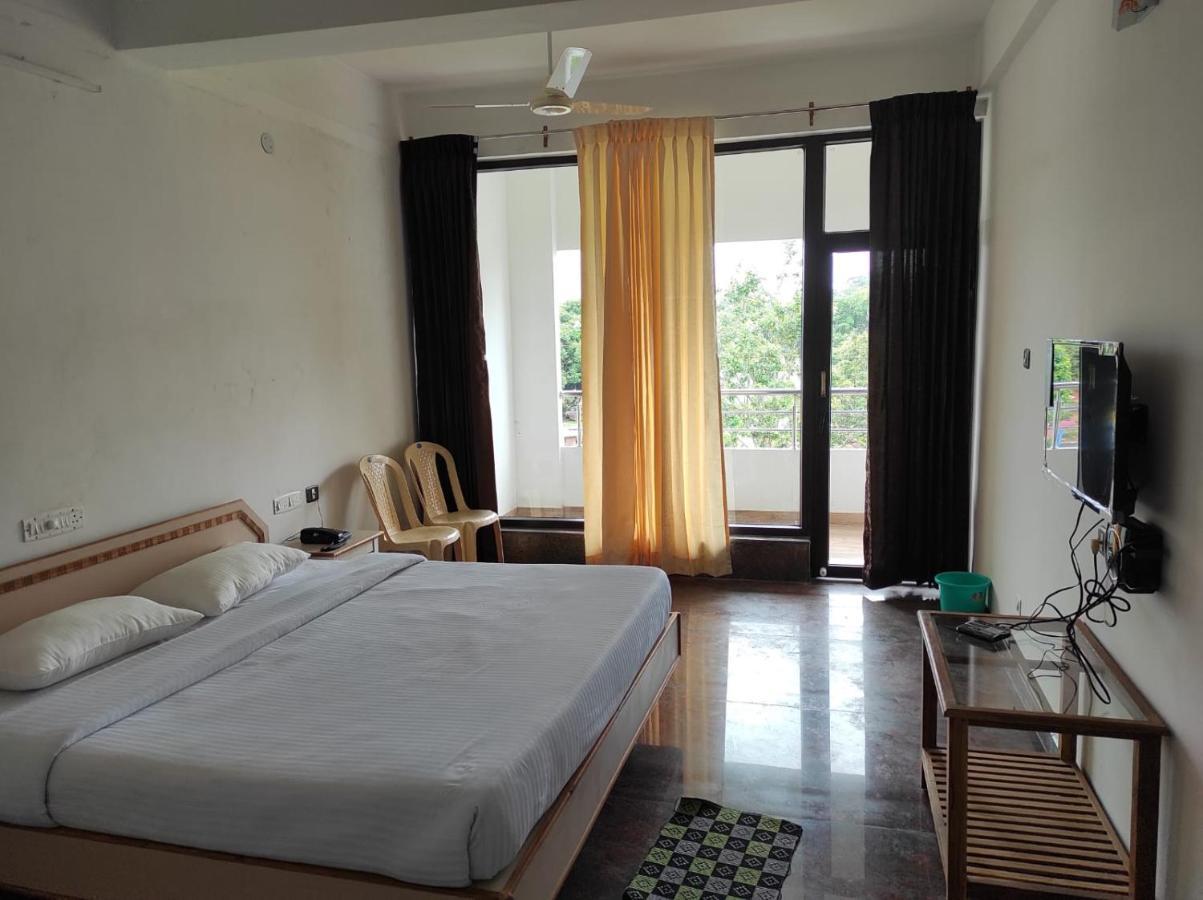 Sabari Residency Hotel Vālpārai Kültér fotó