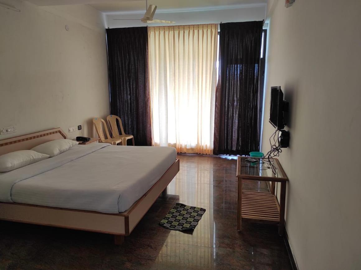 Sabari Residency Hotel Vālpārai Kültér fotó